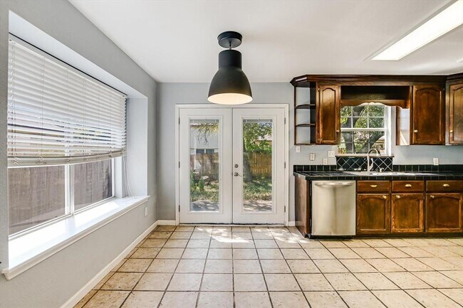 Photo - 17253 Tobermory Dr