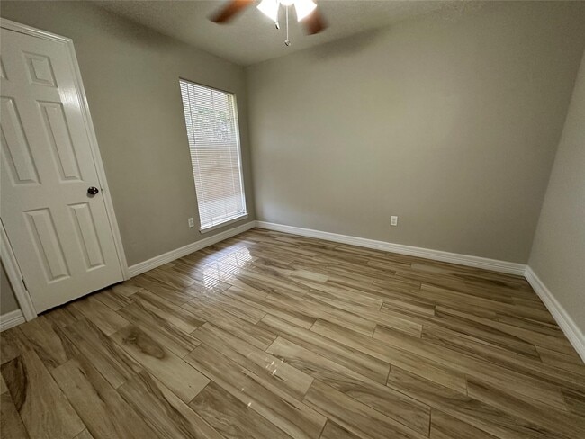 Photo - 207 Brigadoon Ln