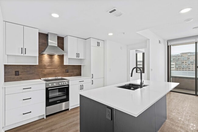 1BR, 1BA - 603SF - Kitchen, Dining Room