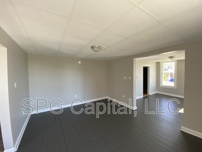 Photo - 110 N York St