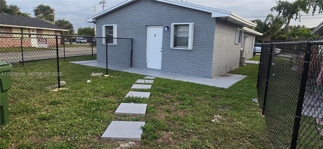 Photo - 815 Foster Rd Unidad 2