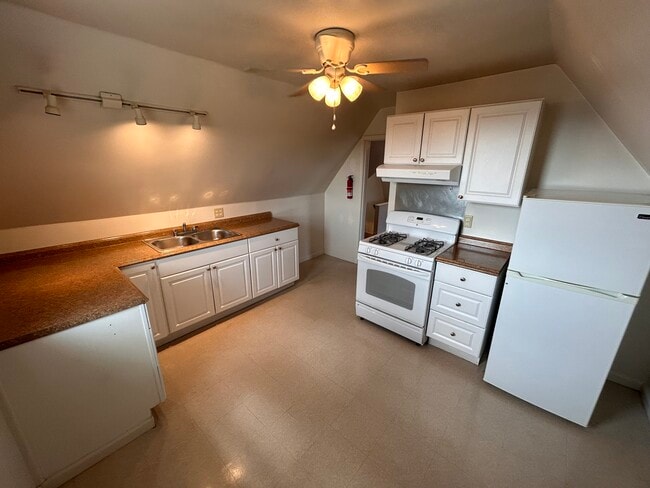 kitchen - 3916 Coleman St Unit 3916.3