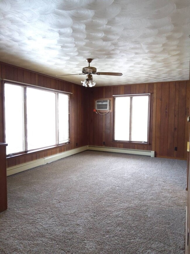 Photo - 2 Bedroom 1 Bath Home in Middlebury!