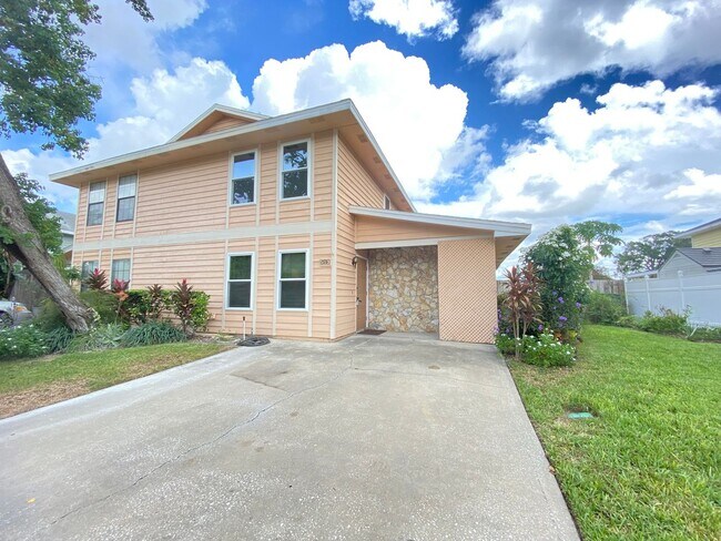 Wow! 2 bedroom, 2.5 bath, two story townho... - Wow! 2 bedroom, 2.5 bath, two story townho... Casa Adosada