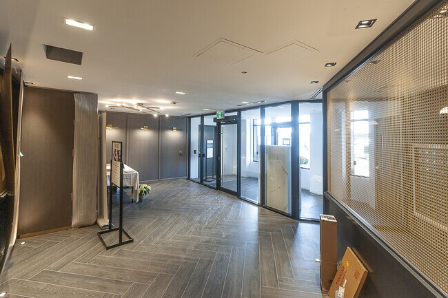 Photo - 405 Dundas St W