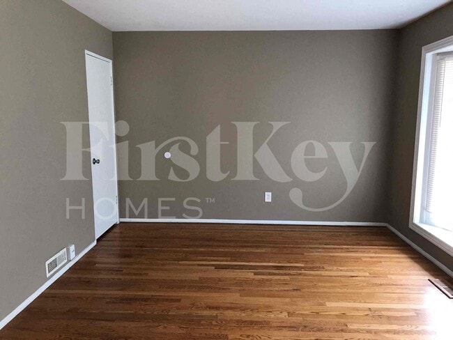 Photo - 910 Claver Ln