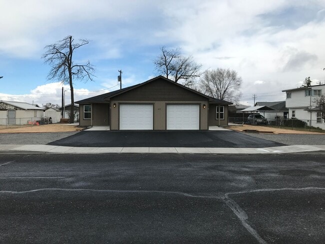Building Photo - Newer Construction Duplex!!