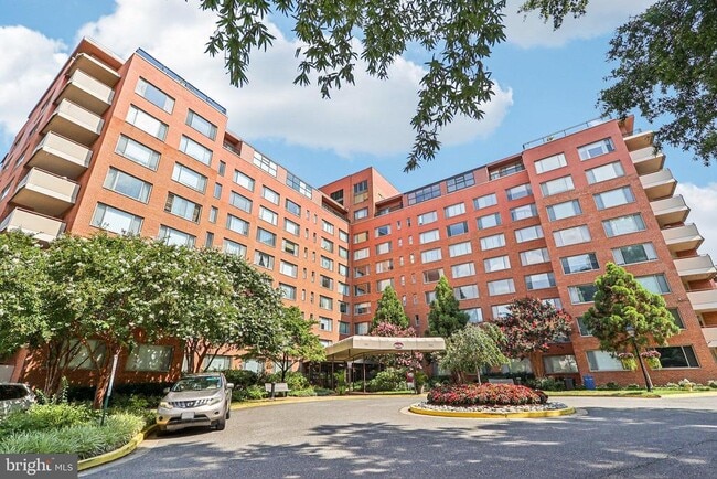 Building Photo - 1111 Arlington Blvd Unit 431