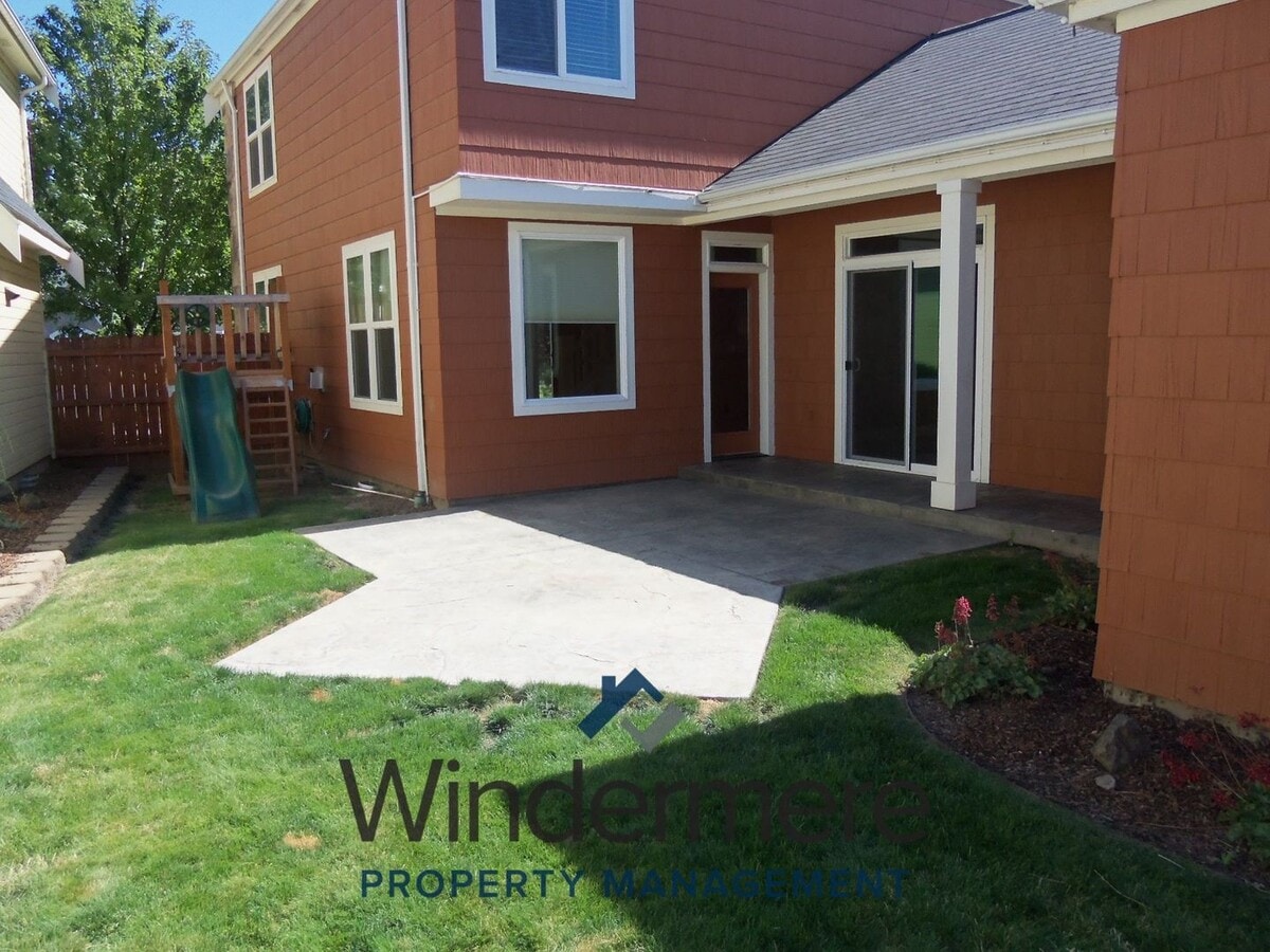 Photo - 1041 SE Creekside Dr