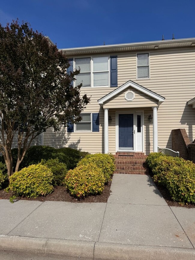 Building Photo - 3 Bedroom || 3.5 Bathroom - Lakefront Townhome