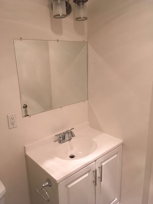 2120 Vanderbilt Ln