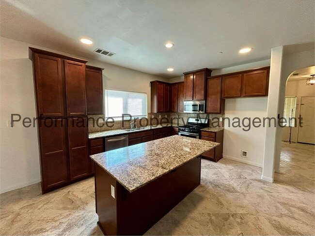 Photo - Spacious 4 Bed/2 Bath Home in SW Bakersfie...