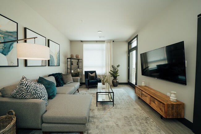 1BR, 1BA - 686 SF - Living Area