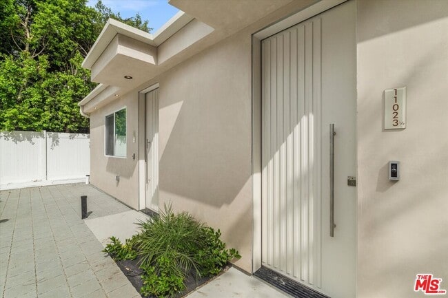 Photo - 11023 Blix St