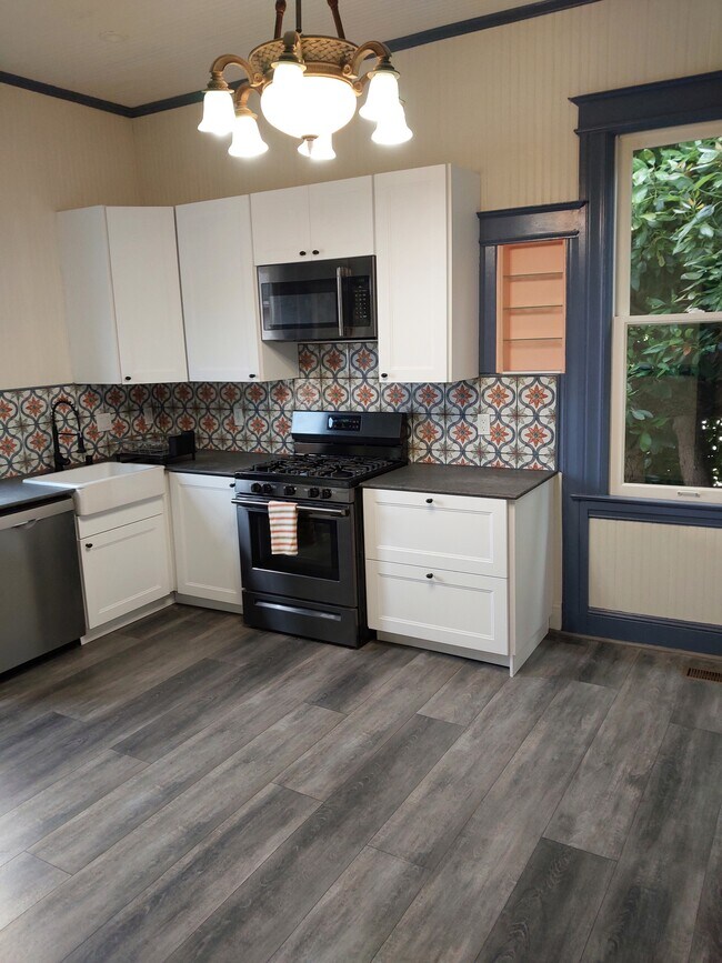 Photo - 1110 Hollister Ave