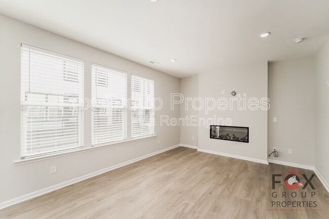 Photo - 908 Mary Max Dr