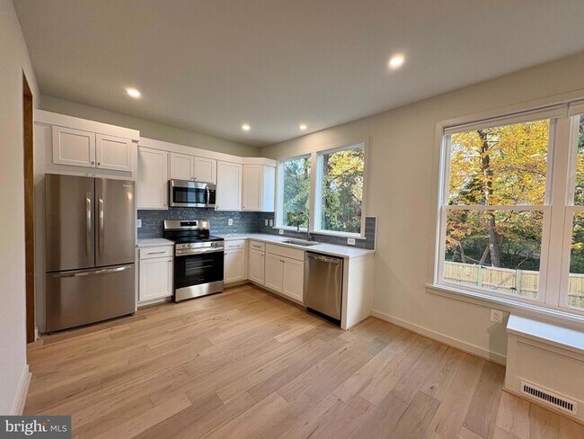 Photo - 635 Upland Pl