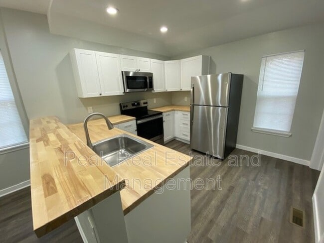 Building Photo - 1011 Logan St SE