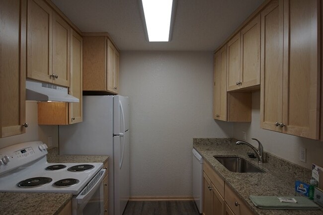 Building Photo - Pinto Suite Unit 220