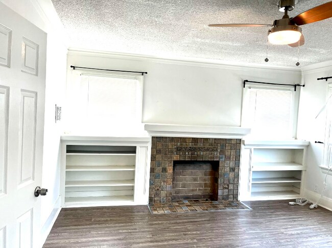 Photo - 855 1/2 W 43rd Pl