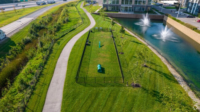 Building Photo - The Pointe at Polaris