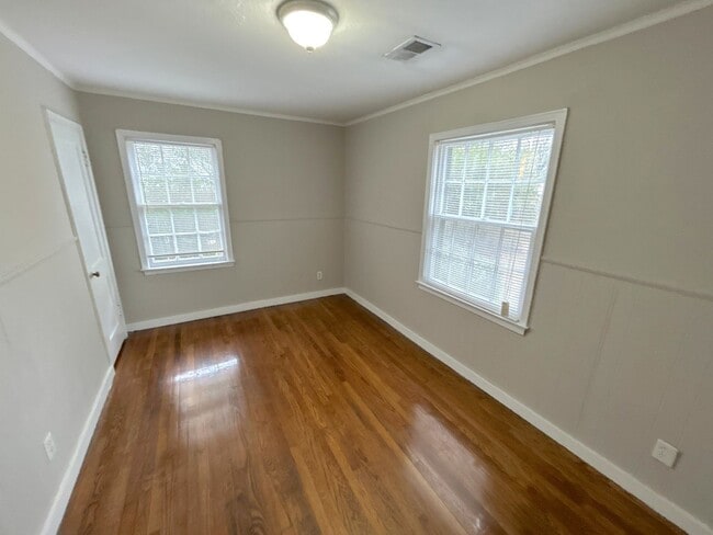 Photo - 1111 Robin Hood Ln