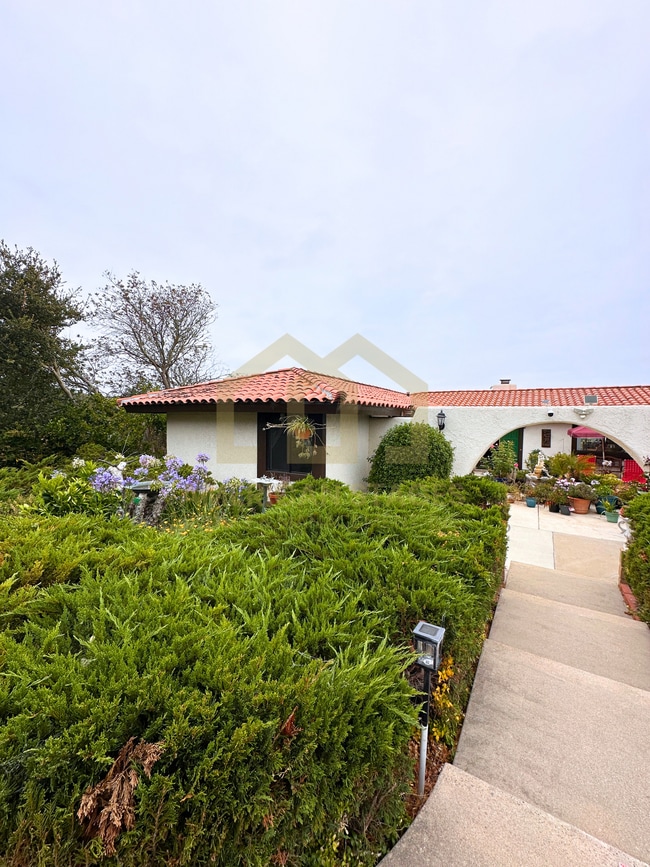 Building Photo - 632 University Dr