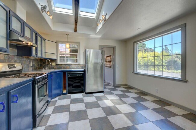 Photo - 399 N Laurel St