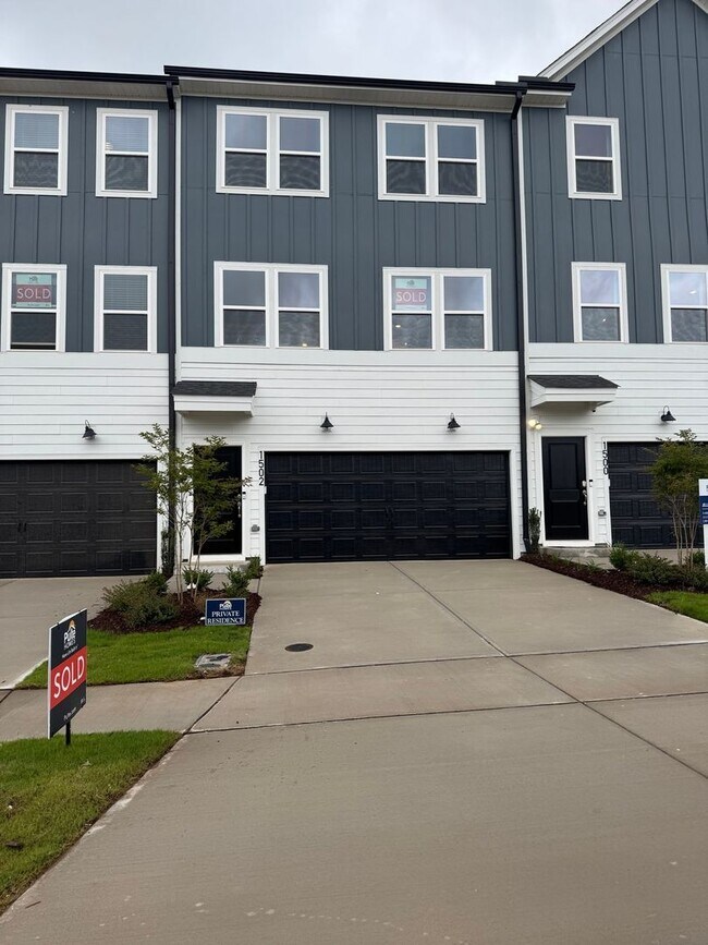 Photo - 1502 Tamarisk Ln