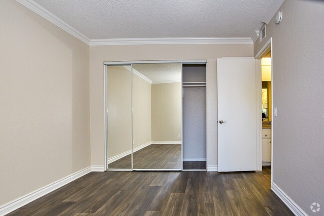 1BR, 1BA - 701 SF