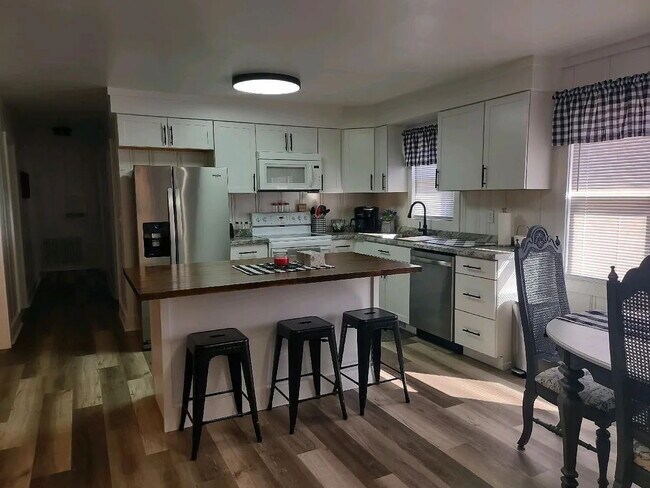 Photo - Renovated - 3 bedrooms w/ tankless water heater