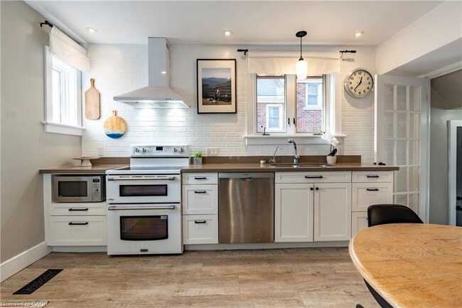 Photo - 134 Bridgeport Rd E