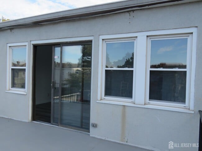 Building Photo - 475 Brace Ave