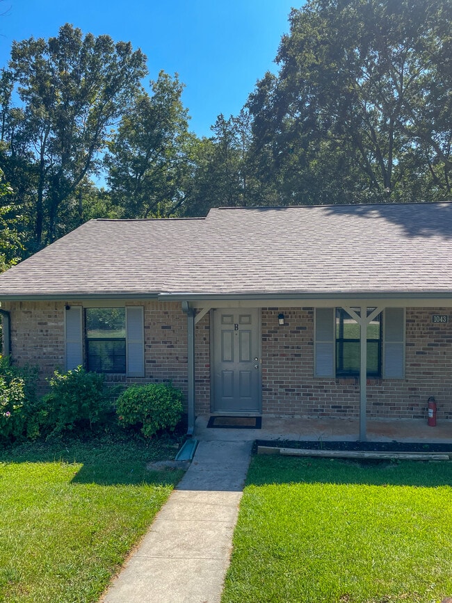 Building Photo - 1043 Chestnut Oak Ct NE Unit B Rental