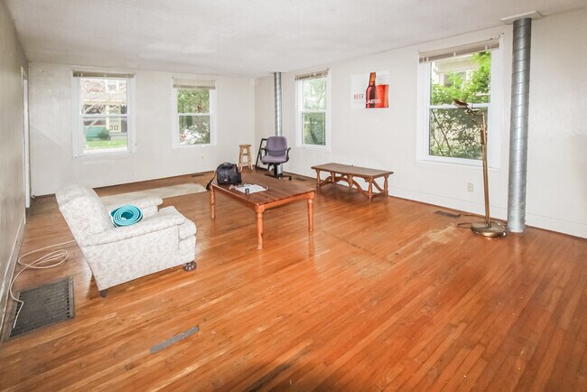 Photo - 13 Menno St