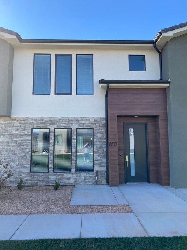 Building Photo - Beautiful 3 Bedroom 2.5 Bathroom TownHome!