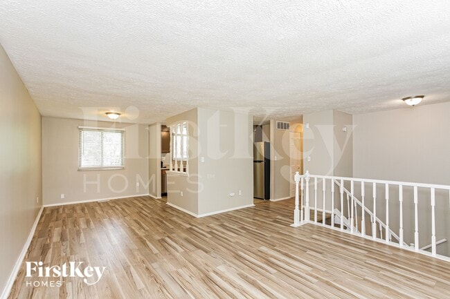 Photo - 910 Woodlark Dr