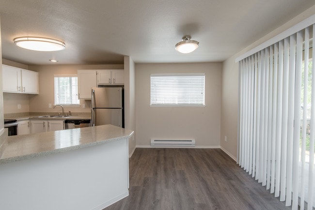 Breakfast Counter and Dinning Area