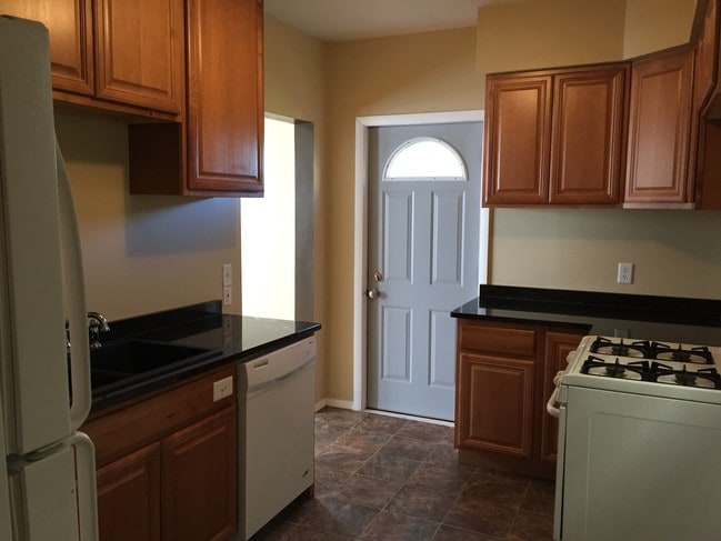 Photo - 926 E 8th St