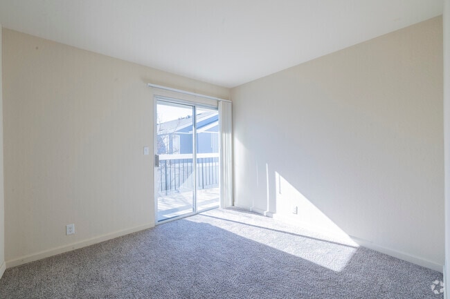 2BR, 2BA - 890SF - Bedroom