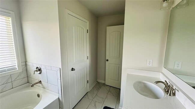 Photo - 5595 Loring St