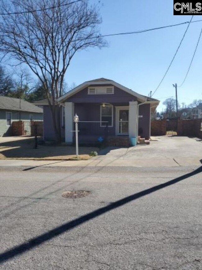 Photo - 700 Chester St