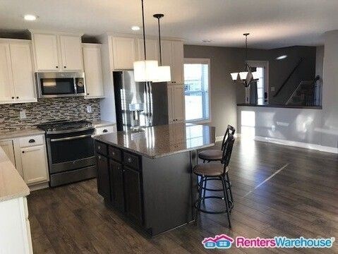 Photo - Available Oct 9 - Spacious End Unit 3 Bedr...