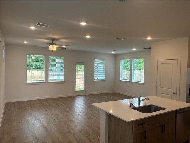 Photo - 2034 Olivos St