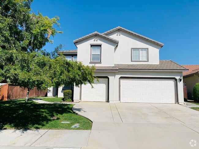 Building Photo - Large 4 bedroom home for lease in the hear...