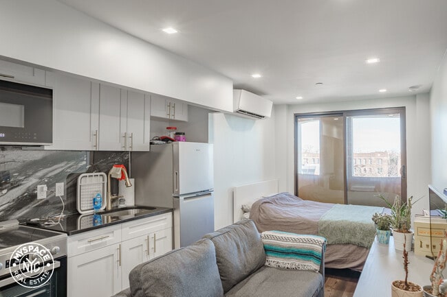 Photo - 870 New York Ave