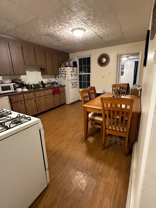 Photo - 206 Paris St