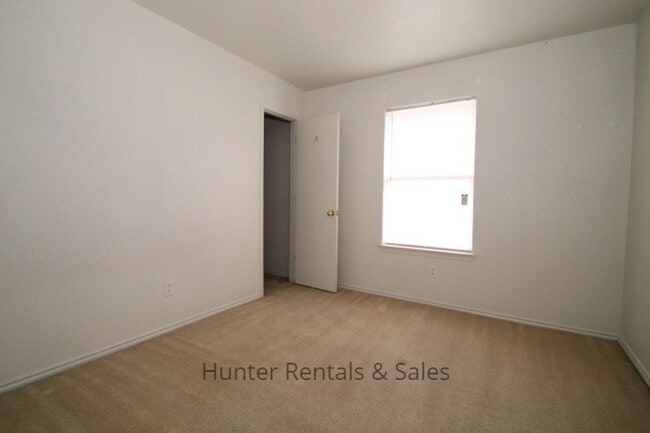 Building Photo - Spacious Duplex! Rental