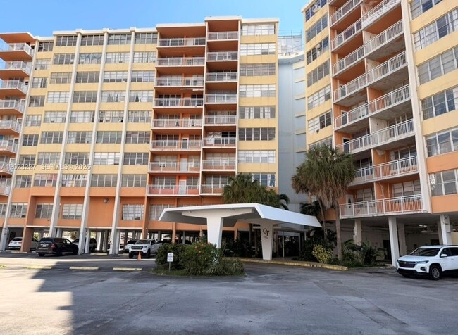Building Photo - 2025 NE 164th St Unit 706