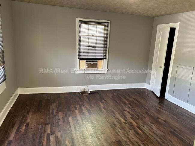 Photo - 102 Grady St